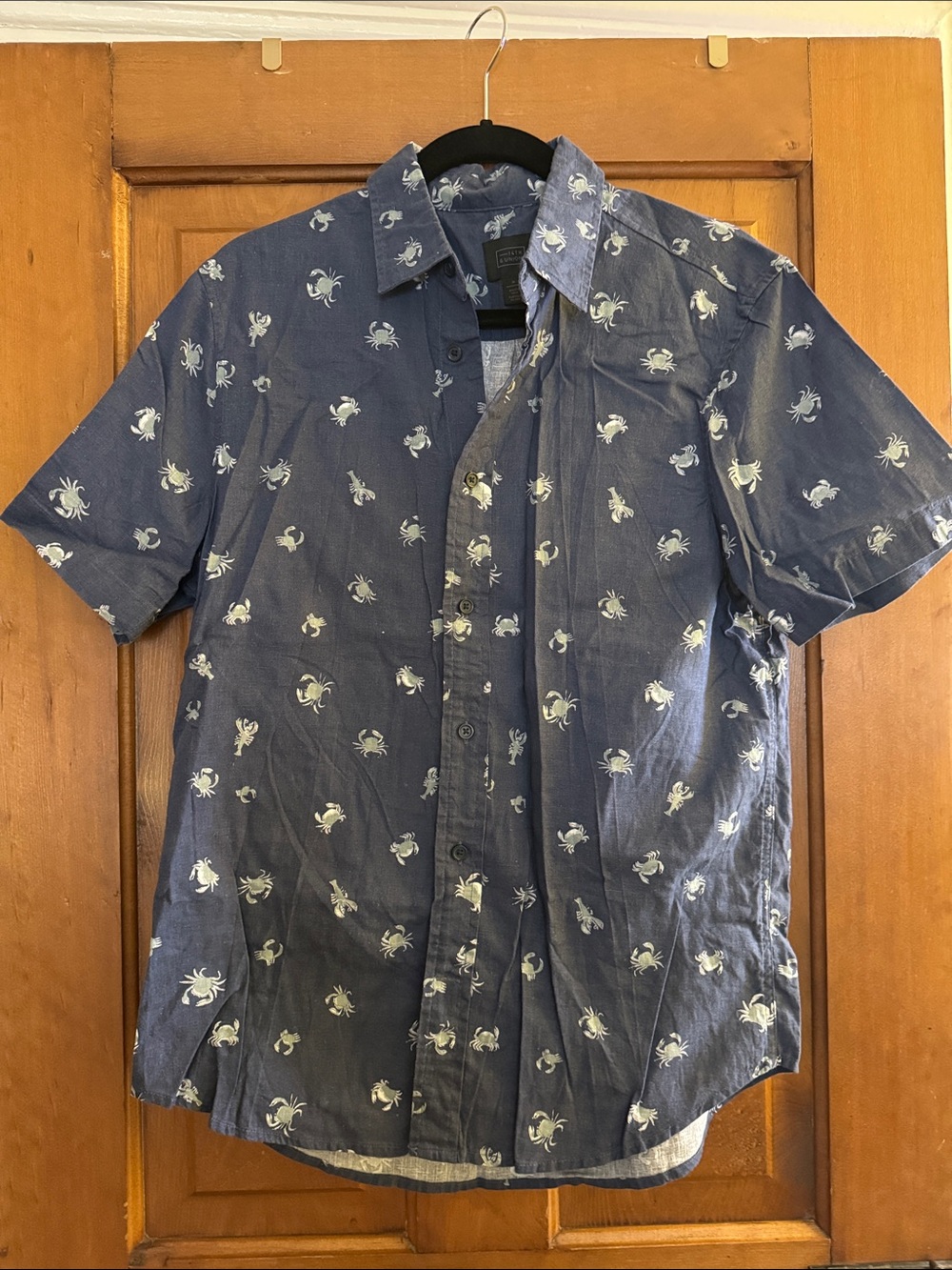 Casual Short-Sleeve Navy Button-Down Shirt with White Crab Print